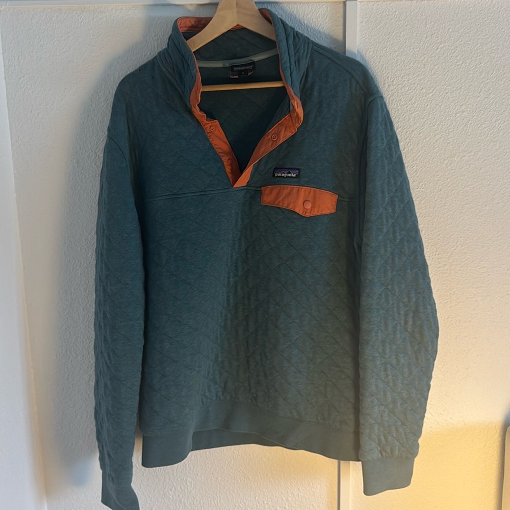 Blue Patagonia quilted pull over.